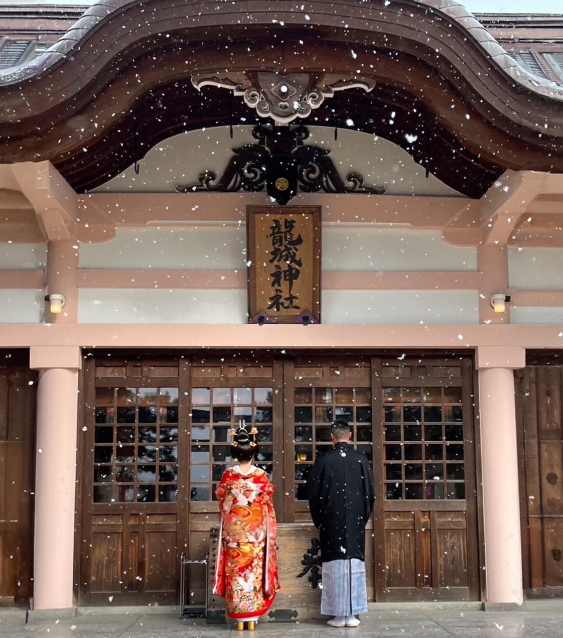 真冬の白雪舞う神社で結婚式