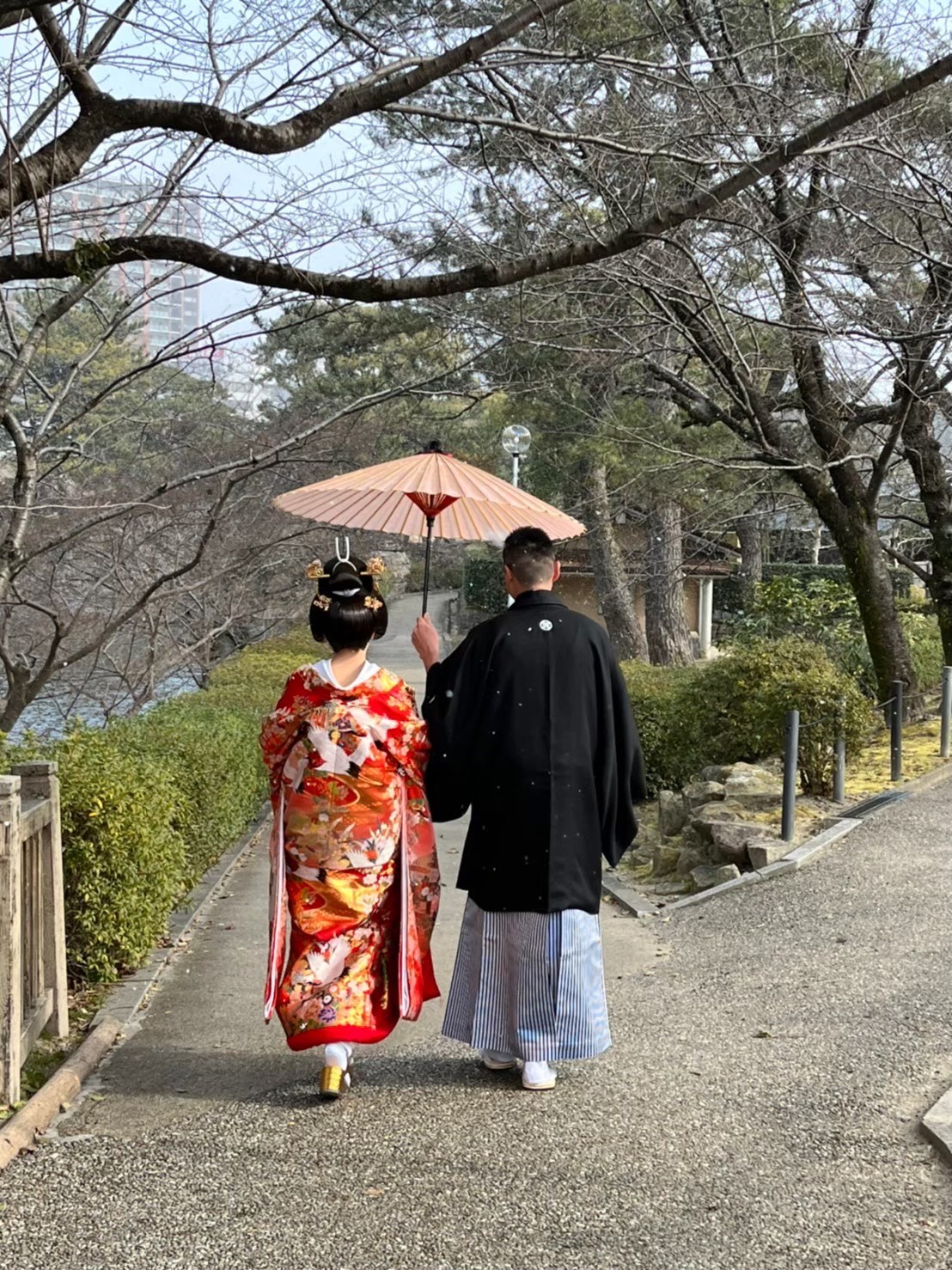 真冬の白雪舞う神社で結婚式