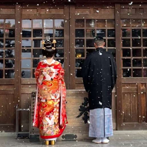 真冬の白雪舞う神社で結婚式